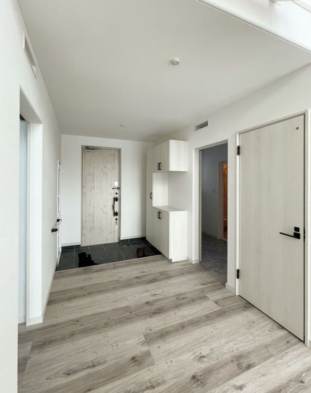 ✎𓂃 無彩色の玄関
.
白い木目調の玄関ドアが印象的で、
スタイリッシュな玄関スペースになりました🌿
.
白・灰色・黒の色味を合わせると、
かっこよく高級感も感じられるような印象になります🌿
.
玄関から室内までトーンが揃っているので、
統一感と開放感があります🌿
,
✄---------- ｷ ﾘ ﾄ ﾘ ----------✄

˗ˏˋ 高断熱 × 高気密 = 高性能住宅 ˎˊ˗

私たちは、高性能住宅を前提とした
お施主さまと一緒に創りあげる
自由設計の注文住宅づくりをしています⚒︎ ⚒︎

「 家を建てたい 」
「 住み心地のいい空間をつくりたい 」
「 リフォームをしたい 」

という暮らしのことを考える人々の
ご参考になれるアカウントを目指してます✍︎

ぜひ、ごゆっくりしていってくださいね🕊️
☟
@koki_kensetu

✄----------ｷ ﾘ ﾄ ﾘ ----------✄

#光輝建設
#網走新築
#注文住宅
#長期優良住宅
#4倍断熱の家
#高断熱高気密
#工務店がつくる家
#WOODICO
#Yksi
#白い玄関ドア 
#玄関ホール
#ホワイトオーク床
