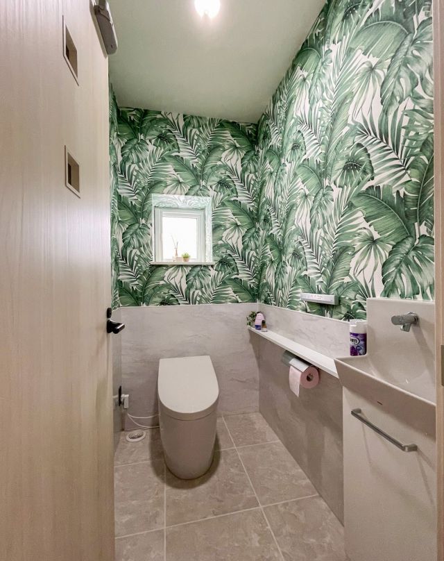 ✎𓂃 トイレ
.
大きな葉っぱのボタニカルクロスでつくるトイレ🌿
.
グリーンカラーのクロスは、
涼しげで心落ち着く印象がありますね🌿
.
✄---------- ｷ ﾘ ﾄ ﾘ ----------✄

˗ˏˋ 高断熱 × 高気密 = 高性能住宅 ˎˊ˗

私たちは、高性能住宅を前提とした
お施主さまと一緒に創りあげる
自由設計の注文住宅づくりをしています⚒︎ ⚒︎

「 家を建てたい 」
「 住み心地のいい空間をつくりたい 」
「 リフォームをしたい 」

という暮らしのことを考える人々の
ご参考になれるアカウントを目指してます✍︎

ぜひ、ごゆっくりしていってくださいね🕊️
☟
@koki_kensetu

✄----------ｷ ﾘ ﾄ ﾘ ----------✄

#光輝建設
#網走新築
#注文住宅
#長期優良住宅
#4倍断熱の家
#高断熱高気密
#工務店がつくる家
#WOODICO
#Yksi
#平屋 
#トイレクロス
#タンクレストイレ 
#ボタニカルクロス