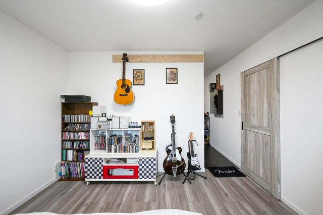 ✎𓂃 趣味を飾る寝室
.
音楽好きな旦那さまは、ギターを弾くのが趣味で、
部屋にはギターを壁に掛けられるように
木板を施工しました🌿
.
洋服や帽子をたくさん持っている
ご夫婦のWICは3畳の広い収納部屋🌿
.
WICのコーナー壁も無駄なく収納できるよう
工夫を施しながら造作しました🌿
.

✄---------- ｷ ﾘ ﾄ ﾘ ----------✄

˗ˏˋ 高断熱 × 高気密 = 高性能住宅 ˎˊ˗

私たちは、高性能住宅を前提とした
お施主さまと一緒に創りあげる
自由設計の注文住宅づくりをしています⚒︎ ⚒︎

「 家を建てたい 」
「 住み心地のいい空間をつくりたい 」
「 リフォームをしたい 」

という暮らしのことを考える人々の
ご参考になれるアカウントを目指してます✍︎

ぜひ、ごゆっくりしていってくださいね🕊️
☟
@koki_kensetu

✄----------ｷ ﾘ ﾄ ﾘ ----------✄

#光輝建設
#網走新築
#注文住宅
#長期優良住宅
#4倍断熱の家
#高断熱高気密
#工務店がつくる家
#WOODICO
#Yksi
#寝室
#ウォークインクローゼット