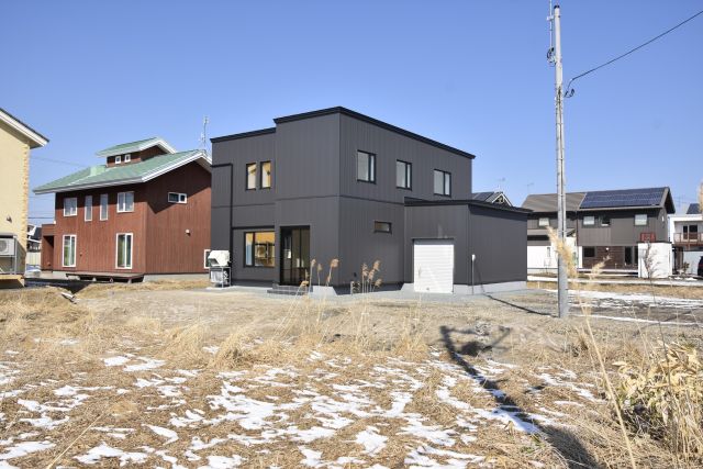 ✎𓂃 グレースパンの外観
.
【 たくさんの笑顔が集う家 】
．
ガレージ付きの2階建ての住宅
.
外観は、落ち着いた雰囲気でグレー系の
金属系サイディングを採用しました

✄---------- ｷ ﾘ ﾄ ﾘ ----------✄

˗ˏˋ 高断熱 × 高気密 = 高性能住宅 ˎˊ˗

私たちは、高性能住宅を前提とした
お施主さまと一緒に創りあげる
自由設計の注文住宅づくりをしています⚒︎ ⚒︎

「 家を建てたい 」
「 住み心地のいい空間をつくりたい 」
「 リフォームをしたい 」

という暮らしのことを考える人々の
ご参考になれるアカウントを目指してます✍︎

ぜひ、ごゆっくりしていってくださいね🕊️
☟
@koki_kensetu

✄----------ｷ ﾘ ﾄ ﾘ ----------✄

#光輝建設
#網走新築
#注文住宅
#長期優良住宅
#4倍断熱の家
#高断熱高気密
#工務店がつくる家
#WOODICO
#Yksi
#外観 
#ガレージ付きの家