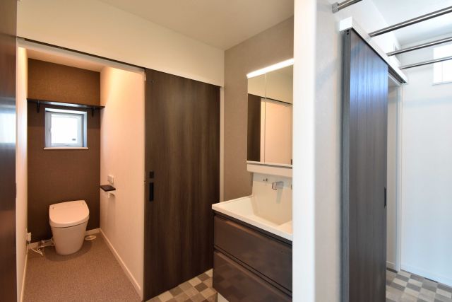 ✎𓂃 サニタリースペース
.
【 たくさんの笑顔が集う家 】
．
トイレは一般的に玄関近くにあるイメージですが
こちらの住宅では、洗面室を通った先に造りました
.
トイレと洗面が隣合わせなので
手洗い場が一箇所ですみます
.
洗面室と脱衣室は同じ空間にせずに
脱衣室を独立型にしました
.
家族がたくさんいるご家庭では
脱衣室と洗面室が別々になっている方が
お互いに使用しやすくなります

✄---------- ｷ ﾘ ﾄ ﾘ ----------✄

˗ˏˋ 高断熱 × 高気密 = 高性能住宅 ˎˊ˗

私たちは、高性能住宅を前提とした
お施主さまと一緒に創りあげる
自由設計の注文住宅づくりをしています⚒︎ ⚒︎

「 家を建てたい 」
「 住み心地のいい空間をつくりたい 」
「 リフォームをしたい 」

という暮らしのことを考える人々の
ご参考になれるアカウントを目指してます✍︎

ぜひ、ごゆっくりしていってくださいね🕊️
☟
@koki_kensetu

✄----------ｷ ﾘ ﾄ ﾘ ----------✄

#光輝建設
#網走新築
#注文住宅
#長期優良住宅
#4倍断熱の家
#高断熱高気密住宅 
#工務店がつくる家
#WOODICO
#Yksi
#洗面室
#トイレ
#脱衣室
#ユニットバス
