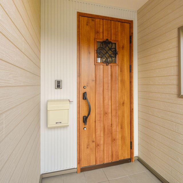 ✎𓂃 温もりを感じられる、すっきりとした玄関。
.
【 やさしさを彩る温かさに包まれた家】
．
玄関ポーチは、両壁をアクセントにナチュラルな色味の木質の壁に仕上げました
木目柄の玄関ドアと合わせて可愛いポーチです
.
シューズボックスは、ローカウンター型を使うことで
目線の高さに物がないので、スッキリとしています
.
娘ちゃんが描いたお誕生日記念に描いたアートが
可愛いインテリアになっています♡
.
✄---------- ｷ ﾘ ﾄ ﾘ ----------✄

˗ˏˋ 高断熱 × 高気密 = 高性能住宅 ˎˊ˗

私たちは、高性能住宅を前提とした
お施主さまと一緒に創りあげる
自由設計の注文住宅づくりをしています⚒︎ ⚒︎

「 家を建てたい 」
「 住み心地のいい空間をつくりたい 」
「 リフォームをしたい 」

という暮らしのことを考える人々の
ご参考になれるアカウントを目指してます✍︎

ぜひ、ごゆっくりしていってくださいね🕊️
☟
@koki_kensetu

✄----------ｷ ﾘ ﾄ ﾘ ----------✄

#光輝建設
#網走新築
#注文住宅
#長期優良住宅
#4倍断熱の家
#高断熱高気密
#工務店がつくる家
#WOODICO
#Yksi
#玄関インテリア
#玄関ドア