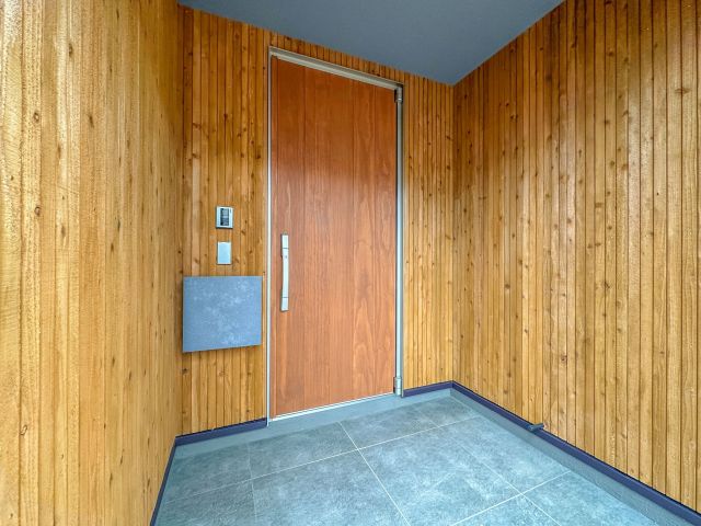 ✎𓂃 飫肥杉の壁でつくる風除室
.
【 森に暮らす家 】
．
飫肥杉の外壁材で仕上げた風除室は、杉の香りが放たれます
チャネル3ラインの細めのデザインで、スタイリッシュに
経年変化による自然な木の風合いもお楽しみ頂けます
.
玄関ドアは、電気錠を使用できながら、
表面に仕上げた高耐候天然木が
木製玄関ドアのような風合いのあるデザインです
.
✄---------- ｷ ﾘ ﾄ ﾘ ----------✄

˗ˏˋ 高断熱 × 高気密 = 高性能住宅 ˎˊ˗

私たちは、高性能住宅を前提とした
お施主さまと一緒に創りあげる
自由設計の注文住宅づくりをしています⚒︎ ⚒︎

「 家を建てたい 」
「 住み心地のいい空間をつくりたい 」
「 リフォームをしたい 」

という暮らしのことを考える人々の
ご参考になれるアカウントを目指してます✍︎

ぜひ、ごゆっくりしていってくださいね🕊️
☟
@koki_kensetu

✄----------ｷ ﾘ ﾄ ﾘ ----------✄

#光輝建設
#網走新築
#注文住宅
#長期優良住宅
#4倍断熱の家
#高断熱高気密
#工務店がつくる家
#WOODICO
#Yksi
#玄関ドア
#木製サイディング