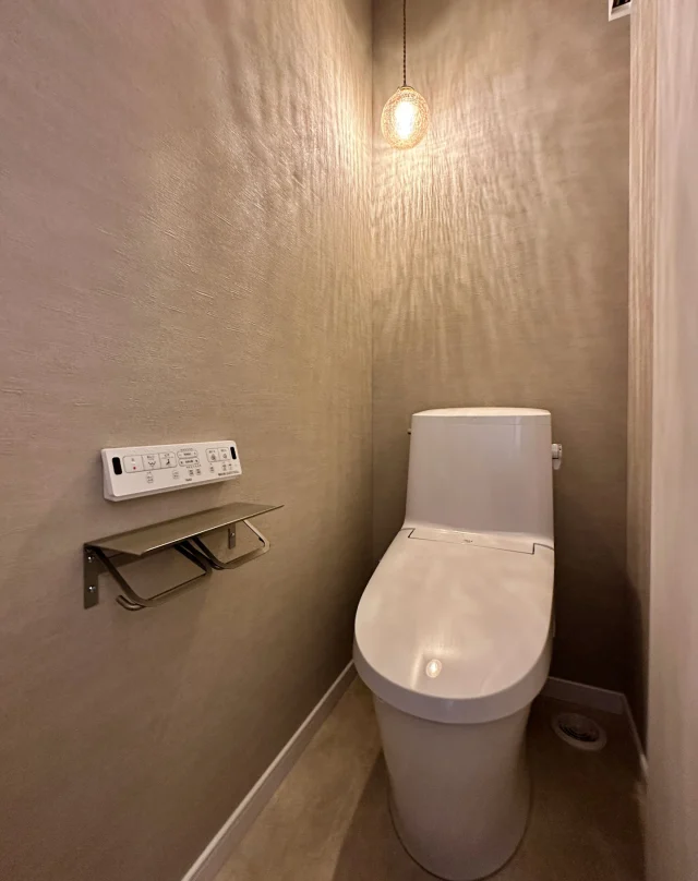 ✎𓂃　温かみのあるトイレ空間 
.
【こだわりのグレージュの家】
．
目に優しい温かみのあるトイレ
明るさ控えめの電球色にベージュ系のトイレ空間なので
夜中トイレに行った時の照明の眩しさで
目が覚める現象が少なくなります。
．
お客様こだわりの照明器具で
シンプルなトイレもより落ち着ける空間に
．
✄---------- ｷ ﾘ ﾄ ﾘ ----------✄

˗ˏˋ 高断熱 × 高気密 = 高性能住宅 ˎˊ˗

私たちは、高性能住宅を前提とした
お施主さまと一緒に創りあげる
自由設計の注文住宅づくりをしています⚒︎ ⚒︎

「 家を建てたい 」
「 住み心地のいい空間をつくりたい 」
「 リフォームをしたい 」

という暮らしのことを考える人々の
ご参考になれるアカウントを目指してます✍︎

ぜひ、ごゆっくりしていってくださいね🕊️
☟
@koki_kensetu

✄----------ｷ ﾘ ﾄ ﾘ ----------✄

#光輝建設
#網走新築
#注文住宅
#長期優良住宅
#4倍断熱の家
#高断熱高気密
#工務店がつくる家
#WOODICO
#Yksi
#子育て世代の家づくり
#トイレ
#ペンダントライト