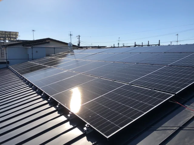 ✎𓂃　ソーラーパネル設置した平屋
.
【こだわりのグレージュの家】
．
光輝建設は、太陽光発電の住宅を開始しました!!
そして今回の住宅が第一棟目として
横6枚×縦4枚の計24枚を設置
．
玄関横スペースには
（上）パワコン　２台
（下）蓄電池　　１台
を設置しています

パワコン（パワーコンディショナー）は
発電した直流電力から交流電力に交換する役割があり
そこから消費・蓄電して余った交流電力は売電されていく
仕組みになっているので、無駄なく消費されます

そのため買電することが少なくなり、電気代の節約にもつながります
．
太陽光発電の設置で興味がある方は
ご気軽に相談してください!!
．
✄---------- ｷ ﾘ ﾄ ﾘ ----------✄

˗ˏˋ 高断熱 × 高気密 = 高性能住宅 ˎˊ˗

私たちは、高性能住宅を前提とした
お施主さまと一緒に創りあげる
自由設計の注文住宅づくりをしています⚒︎ ⚒︎

「 家を建てたい 」
「 住み心地のいい空間をつくりたい 」
「 リフォームをしたい 」

という暮らしのことを考える人々の
ご参考になれるアカウントを目指してます✍︎

ぜひ、ごゆっくりしていってくださいね🕊️
☟
@koki_kensetu

✄----------ｷ ﾘ ﾄ ﾘ ----------✄

#光輝建設
#網走新築
#注文住宅
#長期優良住宅
#4倍断熱の家
#高断熱高気密
#工務店がつくる家
#WOODICO
#Yksi
#子育て世代の家づくり
#太陽光発電
#ソーラーパネル設置