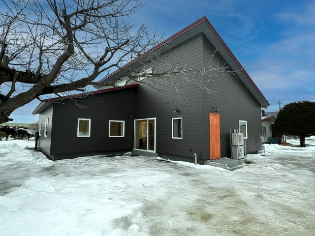 ✎𓂃　大きな平屋のおうち
.
【陽を継ぐ家】
．
茶色の外壁と赤色の屋根を組み合わせた
暖かみのある外観
．
開放的な内装にするため
屋根は勾配のある２枚屋根
．
低い方には太陽光パネル20枚設置
立地条件が良いところなので
冬場でも発電が可能に
．
✄---------- ｷ ﾘ ﾄ ﾘ ----------✄

˗ˏˋ 高断熱 × 高気密 = 高性能住宅 ˎˊ˗

私たちは、高性能住宅を前提とした
お施主さまと一緒に創りあげる
自由設計の注文住宅づくりをしています⚒︎ ⚒︎

「 家を建てたい 」
「 住み心地のいい空間をつくりたい 」
「 リフォームをしたい 」

という暮らしのことを考える人々の
ご参考になれるアカウントを目指してます✍︎

ぜひ、ごゆっくりしていってくださいね🕊️
☟
@koki_kensetu

✄----------ｷ ﾘ ﾄ ﾘ ----------✄

#光輝建設
#網走新築
#注文住宅
#長期優良住宅
#4倍断熱の家
#高断熱高気密
#工務店がつくる家
#WOODICO
#Yksi
#暖かみのある家 
#勾配屋根 
#太陽光パネル設置