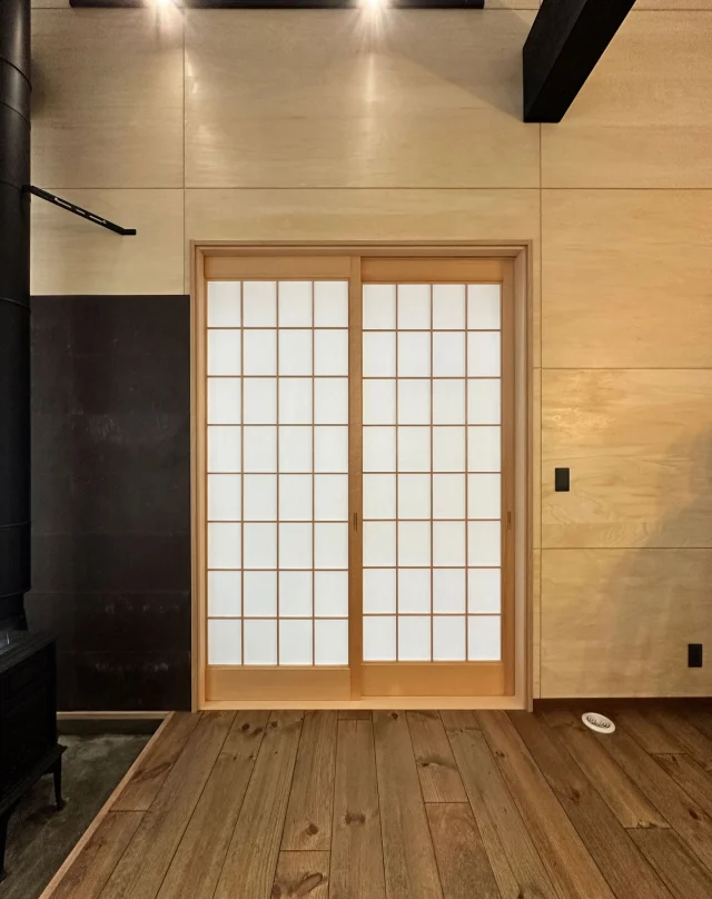 ✎𓂃　昔ながらの和室 
.
【陽を継ぐ家】
．
デザインにこだわった和室
．
より本格的な和室にするために
和室の建具はすべて造作建具
．
木の淡い色と和色カラーの緑を
組み合わせた落ち着きを感じる
和室になりました
．

✄---------- ｷ ﾘ ﾄ ﾘ ----------✄

˗ˏˋ 高断熱 × 高気密 = 高性能住宅 ˎˊ˗

私たちは、高性能住宅を前提とした
お施主さまと一緒に創りあげる
自由設計の注文住宅づくりをしています⚒︎ ⚒︎

「 家を建てたい 」
「 住み心地のいい空間をつくりたい 」
「 リフォームをしたい 」

という暮らしのことを考える人々の
ご参考になれるアカウントを目指してます✍︎

ぜひ、ごゆっくりしていってくださいね🕊️
☟
@koki_kensetu

✄----------ｷ ﾘ ﾄ ﾘ ----------✄

#光輝建設
#網走新築
#注文住宅
#長期優良住宅
#4倍断熱の家
#高断熱高気密
#工務店がつくる家
#WOODICO
#Yksi
#温かみのある平屋
#昔ながらの和室 
#造作建具
