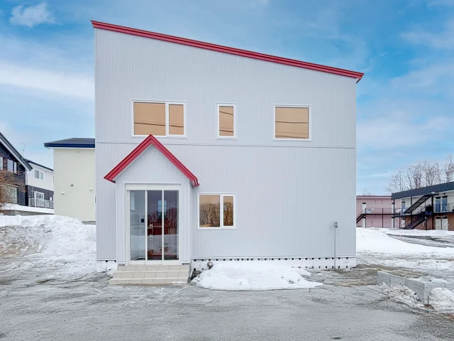 ✎𓂃 赤色の屋根が特徴的な外観
.
【陽を継ぐ家】
．
総２階建ての太陽光システム住宅
．
太陽光システム住宅のため
風除室のみ切妻屋根に
．
レッド×ホワイトの可愛らしい外観に
仕上がりました
．
✄---------- ｷ ﾘ ﾄ ﾘ ----------✄

˗ˏˋ 高断熱 × 高気密 = 高性能住宅 ˎˊ˗

私たちは、高性能住宅を前提とした
お施主さまと一緒に創りあげる
自由設計の注文住宅づくりをしています⚒︎ ⚒︎

「 家を建てたい 」
「 住み心地のいい空間をつくりたい 」
「 リフォームをしたい 」

という暮らしのことを考える人々の
ご参考になれるアカウントを目指してます✍︎

ぜひ、ごゆっくりしていってくださいね🕊️
☟
@koki_kensetu

✄----------ｷ ﾘ ﾄ ﾘ ----------✄

#光輝建設
#網走新築
#注文住宅
#長期優良住宅
#4倍断熱の家
#高断熱高気密
#工務店がつくる家
#WOODICO
#Yksi
#総２階建て
#太陽光システム 
#切妻屋根
#可愛らしい外観