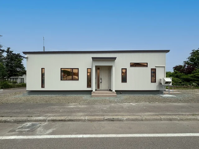 ✎𓂃 横からも出入りできる平屋
.
【快適に暮らす平屋】
．
横に広い将来性を考えてられた平屋
．
正面から向かって左側には
仕事着などの土汚れが付いた衣服でも
出入りできる裏口玄関
．
その反対側には
タイルデッキを設けて外でBBQなど
楽しめるスペースに
．
✄---------- ｷ ﾘ ﾄ ﾘ ----------✄

˗ˏˋ 高断熱 × 高気密 = 高性能住宅 ˎˊ˗

私たちは、高性能住宅を前提とした
お施主さまと一緒に創りあげる
自由設計の注文住宅づくりをしています⚒︎ ⚒︎

「 家を建てたい 」
「 住み心地のいい空間をつくりたい 」
「 リフォームをしたい 」

という暮らしのことを考える人々の
ご参考になれるアカウントを目指してます✍︎

ぜひ、ごゆっくりしていってくださいね🕊️
☟
@koki_kensetu

✄----------ｷ ﾘ ﾄ ﾘ ----------✄

#光輝建設
#網走新築
#注文住宅
#長期優良住宅
#4倍断熱の家
#高断熱高気密
#工務店がつくる家
#WOODICO
#Yksi
#平屋暮らし 
#玄関 
#裏口玄関 
＃タイルデッキのある家