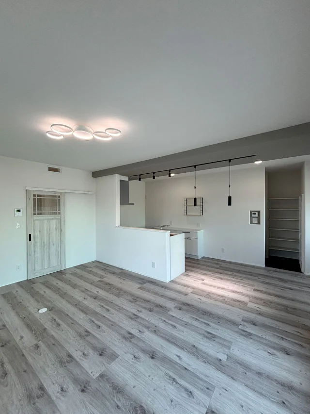 ✎𓂃 日の光が入りやすいLDK空間
.
【快適に暮らす平屋】
．
玄関同様ホワイトベースの明るいLDK
．
外観紹介で少し触れたタイルデッキは
リビングにある大きな窓から出入りできます
．
テレビ周りに窓を設け
より明るい空間に
．
✄---------- ｷ ﾘ ﾄ ﾘ ----------✄

˗ˏˋ 高断熱 × 高気密 = 高性能住宅 ˎˊ˗

私たちは、高性能住宅を前提とした
お施主さまと一緒に創りあげる
自由設計の注文住宅づくりをしています⚒︎ ⚒︎

「 家を建てたい 」
「 住み心地のいい空間をつくりたい 」
「 リフォームをしたい 」

という暮らしのことを考える人々の
ご参考になれるアカウントを目指してます✍︎

ぜひ、ごゆっくりしていってくださいね🕊️
☟
@koki_kensetu

✄----------ｷ ﾘ ﾄ ﾘ ----------✄

#光輝建設
#網走新築
#注文住宅
#長期優良住宅
#4倍断熱の家
#高断熱高気密
#工務店がつくる家
#WOODICO
#Yksi
#平屋
#ldkデザイン 
#リビングルーム 
#ホワイトベース