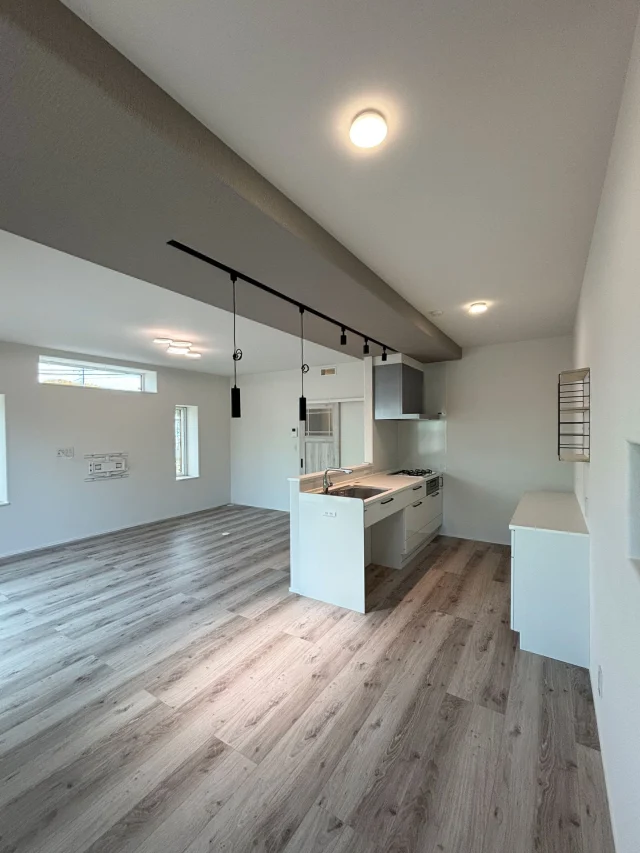 ✎𓂃 ホワイトに統一したキッチン
.
【快適に暮らす平屋】
．
空間にアクセントを加えた下がり天井
濃いグレー系のクロスを採用し
より落ち着きのあるおしゃれ空間に
．
シンク下にゴミ箱や移動式収納などが置ける
オープンタイプシンクキャビを採用
．
ホワイトに統一されたキッチン台と背面収納により
スッキリとした印象になりました♪
．
✄---------- ｷ ﾘ ﾄ ﾘ ----------✄

˗ˏˋ 高断熱 × 高気密 = 高性能住宅 ˎˊ˗

私たちは、高性能住宅を前提とした
お施主さまと一緒に創りあげる
自由設計の注文住宅づくりをしています⚒︎ ⚒︎

「 家を建てたい 」
「 住み心地のいい空間をつくりたい 」
「 リフォームをしたい 」

という暮らしのことを考える人々の
ご参考になれるアカウントを目指してます✍︎

ぜひ、ごゆっくりしていってくださいね🕊️
☟
@koki_kensetu

✄----------ｷ ﾘ ﾄ ﾘ ----------✄

#光輝建設
#網走新築
#注文住宅
#長期優良住宅
#4倍断熱の家
#高断熱高気密
#工務店がつくる家
#WOODICO
#Yksi
#平屋
＃LDK
#キッチン 
#ホワイトベース 
#オープンシンク