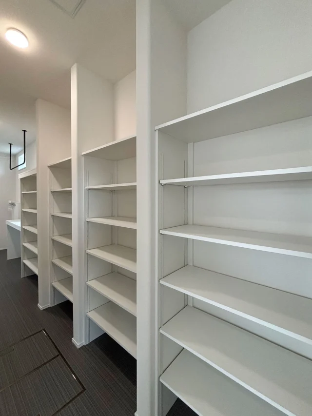 ✎𓂃 キッチン裏にある家事楽動線
.
【快適に暮らす平屋】
．
キッチン後ろにあるパントリーには
高さ調整可能の可動棚を４つ設け
スッキリ収納することができます
．
奥にあるのはランドリースペース
沢山干せるように設置した２本の物干しバー
使用しない時に取り外せように１本は
ホスクリーンを採用
．
幅120cmと幅広い洗面台を採用
キッチンと同じくホワイトカラーに
．
✄---------- ｷ ﾘ ﾄ ﾘ ----------✄

˗ˏˋ 高断熱 × 高気密 = 高性能住宅 ˎˊ˗

私たちは、高性能住宅を前提とした
お施主さまと一緒に創りあげる
自由設計の注文住宅づくりをしています⚒︎ ⚒︎

「 家を建てたい 」
「 住み心地のいい空間をつくりたい 」
「 リフォームをしたい 」

という暮らしのことを考える人々の
ご参考になれるアカウントを目指してます✍︎

ぜひ、ごゆっくりしていってくださいね🕊️
☟
@koki_kensetu

✄----------ｷ ﾘ ﾄ ﾘ ----------✄

#光輝建設
#網走新築
#注文住宅
#長期優良住宅
#4倍断熱の家
#高断熱高気密
#工務店がつくる家
#WOODICO
#Yksi
#平屋
＃パントリー 
#ランドリースペース 
#ホワイトベース 
#洗面台