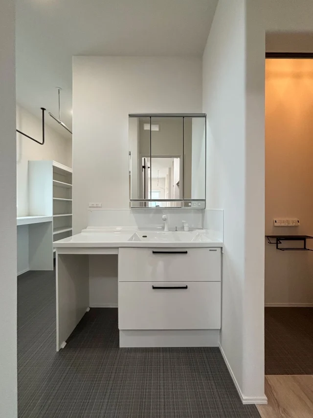 ✎𓂃 ホワイトを基調とした水回り
.
【快適に暮らす平屋】
．
幅120cmの片寄寄せボウルプランを採用
カウンター下に開口部分があるので、
椅子など一時的に使用するものをすっきり収納
．
アクセントにベージュ系の壁パネルを採用しています。
固定のシャワーフックをマグネット収納に変更したことで
掃除が楽になり、綺麗を保ちやすくなりました。
．
便器の背面部分にはトイレットペーパーなどを置ける
ホワイトカラーの棚を設置
ブラケットも紙巻き器に合わせてブラックのものを採用し
カッコいいトイレ空間となりました。
．
✄---------- ｷ ﾘ ﾄ ﾘ ----------✄

˗ˏˋ 高断熱 × 高気密 = 高性能住宅 ˎˊ˗

私たちは、高性能住宅を前提とした
お施主さまと一緒に創りあげる
自由設計の注文住宅づくりをしています⚒︎ ⚒︎

「 家を建てたい 」
「 住み心地のいい空間をつくりたい 」
「 リフォームをしたい 」

という暮らしのことを考える人々の
ご参考になれるアカウントを目指してます✍︎

ぜひ、ごゆっくりしていってくださいね🕊️
☟
@koki_kensetu

✄----------ｷ ﾘ ﾄ ﾘ ----------✄

#光輝建設
#網走新築
#注文住宅
#長期優良住宅
#4倍断熱の家
#高断熱高気密
#工務店がつくる家
#WOODICO
#Yksi
#平屋
#洗面台 
#システムバス 
#トイレ 
#ホワイトベース