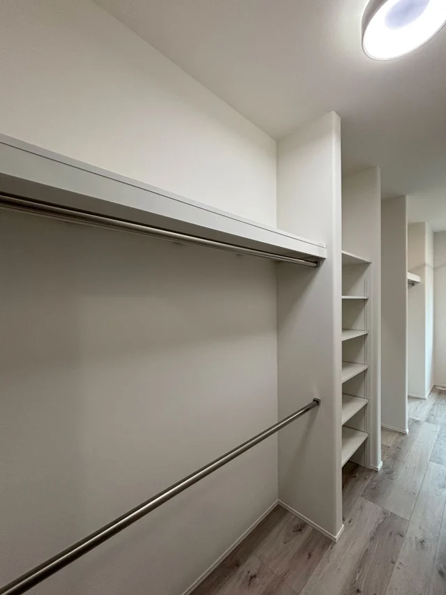 ✎𓂃 空間を生かした収納スペース
.
【快適に暮らす平屋】
．
入口が2つある寝室には
広く感じられるように建具で仕切らず
奥行約400ｍｍの収納棚を設置しています
．
そして寝室にも洗濯物などを干せるように
ホスクリーンを設置
．
壁に仕切られているため
下にタンスを置いても
スッキリ収納できます。
．
✄---------- ｷ ﾘ ﾄ ﾘ ----------✄

˗ˏˋ 高断熱 × 高気密 = 高性能住宅 ˎˊ˗

私たちは、高性能住宅を前提とした
お施主さまと一緒に創りあげる
自由設計の注文住宅づくりをしています⚒︎ ⚒︎

「 家を建てたい 」
「 住み心地のいい空間をつくりたい 」
「 リフォームをしたい 」

という暮らしのことを考える人々の
ご参考になれるアカウントを目指してます✍︎

ぜひ、ごゆっくりしていってくださいね🕊️
☟
@koki_kensetu

✄----------ｷ ﾘ ﾄ ﾘ ----------✄

#光輝建設
#網走新築
#注文住宅
#長期優良住宅
#4倍断熱の家
#高断熱高気密
#工務店がつくる家
#WOODICO
#Yksi
#平屋
#寝室 
#収納スペース 
#ホワイトベース