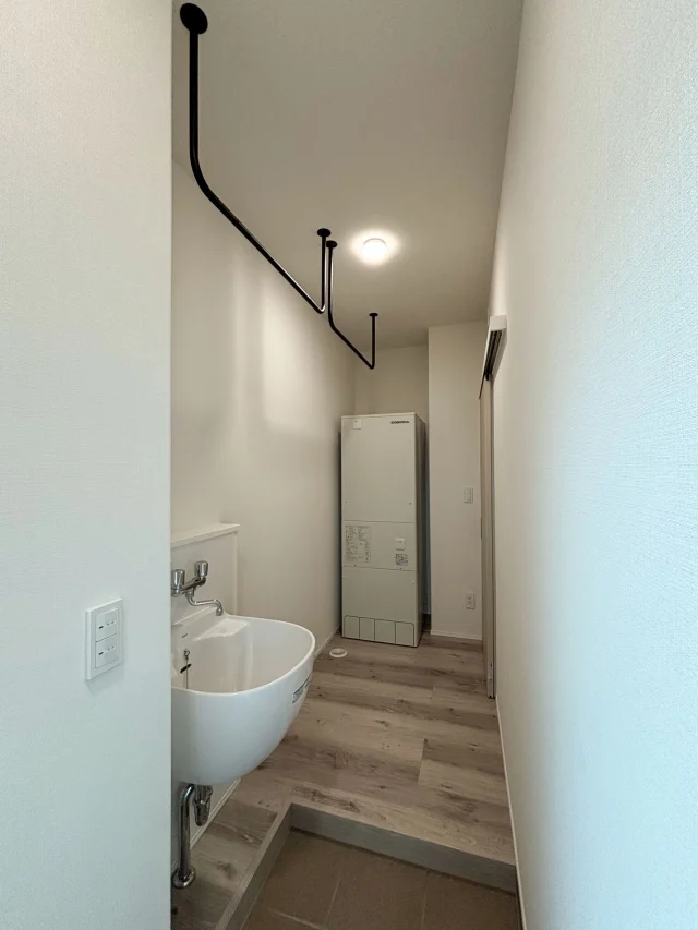 ✎𓂃横から入れるコンパクトな裏口玄関
.
【快適に暮らす平屋】
．
作業服などを掛けておけるように
アイアン制の物干しバーを設置
．
下には、汚れた手袋や靴などを
すぐ水洗いできるように
スロップシンクを設置
．
汚れた状態で室内に入る必要が無くなり、
掃除する手間も少なくなります。
．

✄---------- ｷ ﾘ ﾄ ﾘ ----------✄

˗ˏˋ 高断熱 × 高気密 = 高性能住宅 ˎˊ˗

私たちは、高性能住宅を前提とした
お施主さまと一緒に創りあげる
自由設計の注文住宅づくりをしています⚒︎ ⚒︎

「 家を建てたい 」
「 住み心地のいい空間をつくりたい 」
「 リフォームをしたい 」

という暮らしのことを考える人々の
ご参考になれるアカウントを目指してます✍︎

ぜひ、ごゆっくりしていってくださいね🕊️
☟
@koki_kensetu

✄----------ｷ ﾘ ﾄ ﾘ ----------✄

#光輝建設
#網走新築
#注文住宅
#長期優良住宅
#4倍断熱の家
#高断熱高気密
#工務店がつくる家
#WOODICO
#Yksi
#平屋
#裏口玄関 
#スロップシンクのある暮らし 
#ホワイトベース